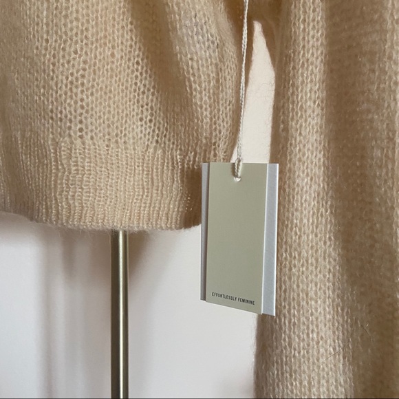 SOLD Aritzia beige Utica sweater crewneck cropped - Picture 5 of 5